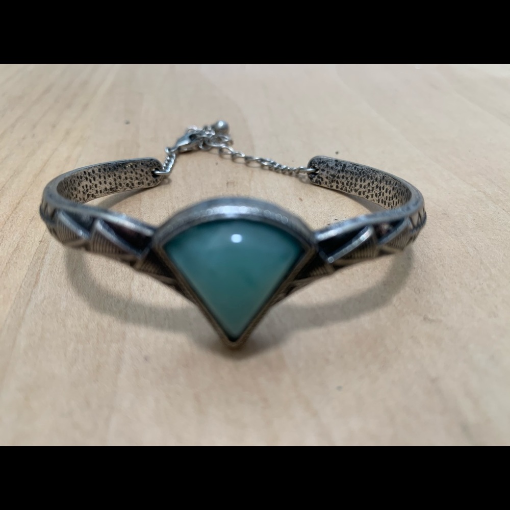 A peace treaty bracelet Decorative arm blue stone.